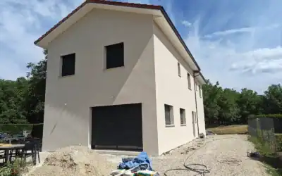 Entretien de façade à Romans-sur-Isère : conserver une façade élégante tout en la protégeant
