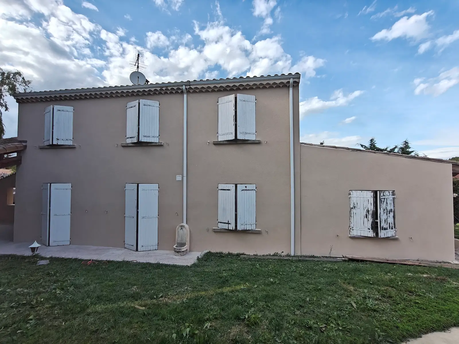 Ravalement de façade terminé sur maison pavillonnaire à Valence (26) – enduit uniforme