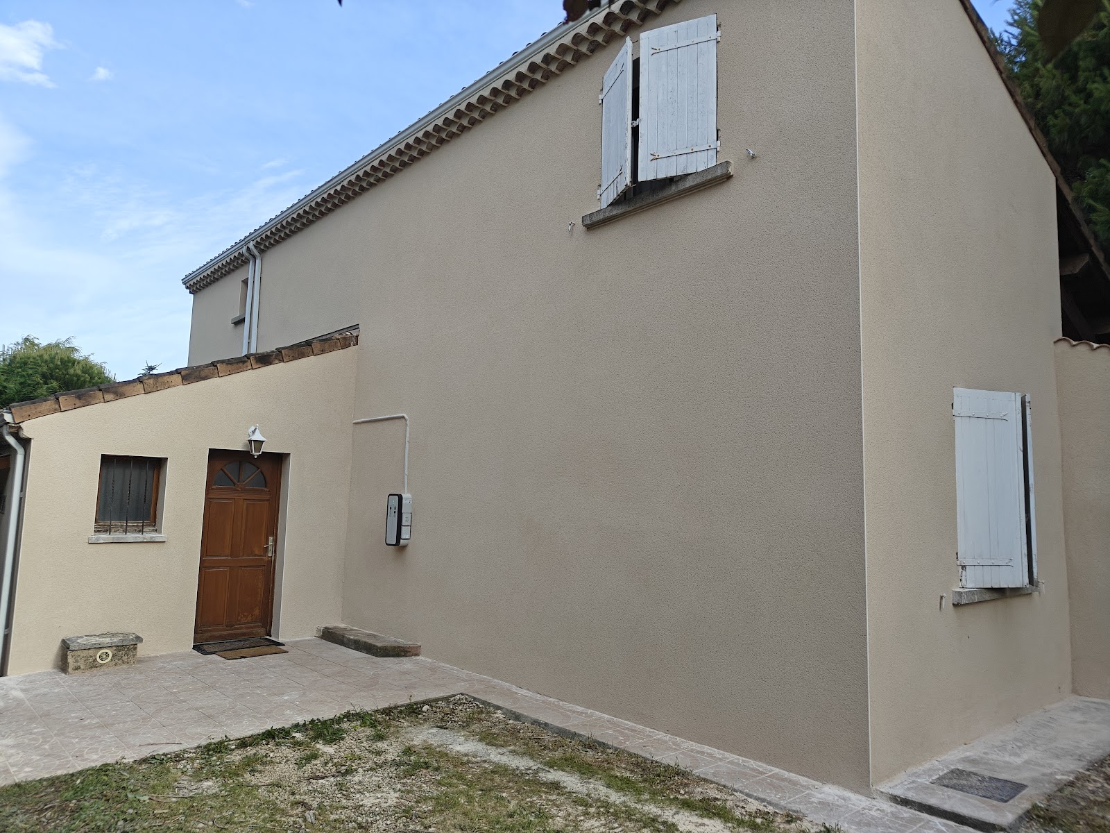 Vue latérale façade rénovée – crépi ton pierre sur maison Valence (26)